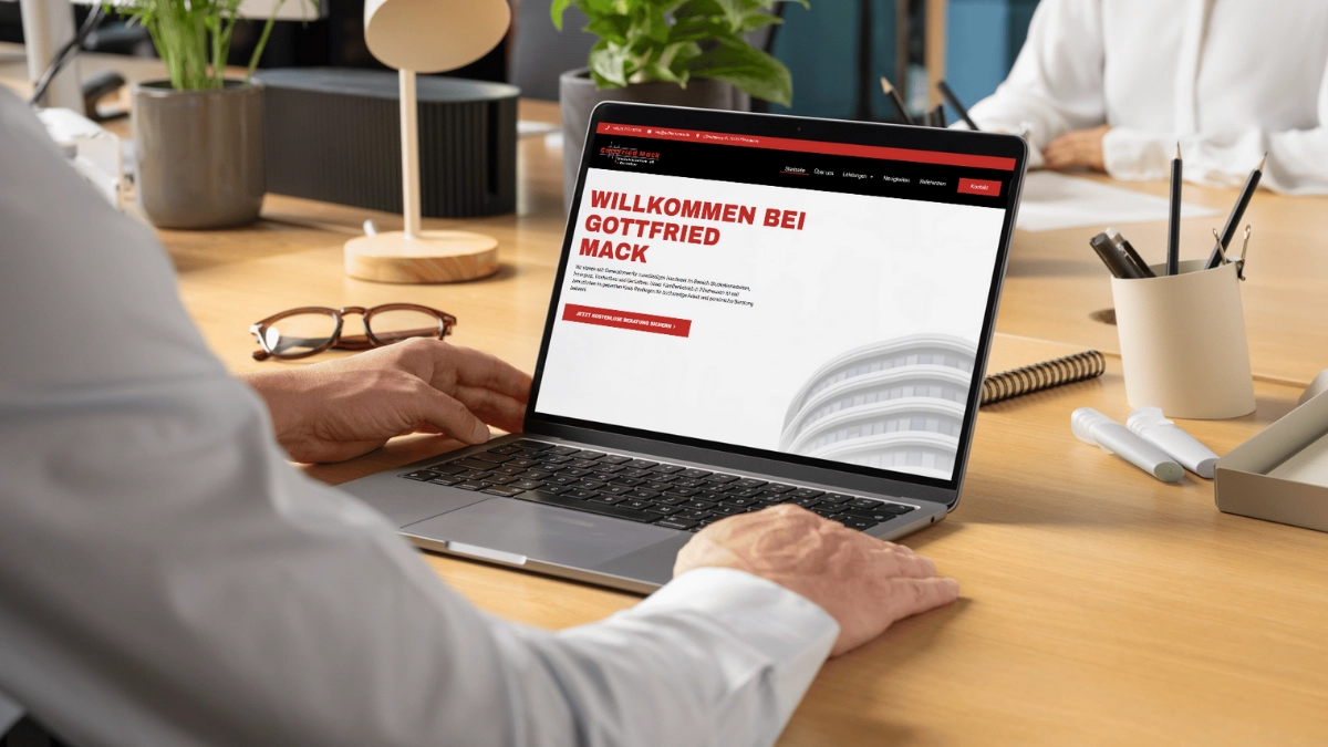 Release der neuen Website von Gottfried Mack – eine Person betrachtet auf dem Laptop die frisch veröffentlichte Startseite des Unternehmens.