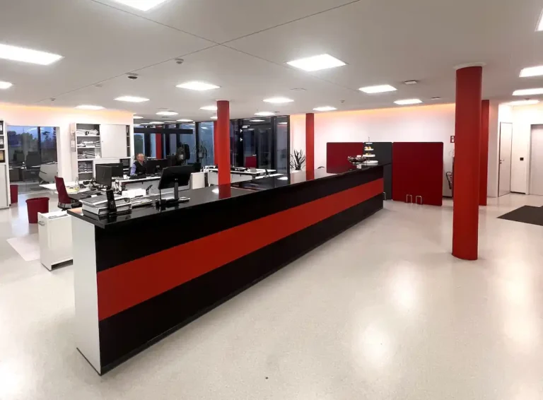 Moderner Innenraum mit Empfangstheke im Unternehmensgebäude von Gottfried Mack Stuckateur in Pliezhausen.